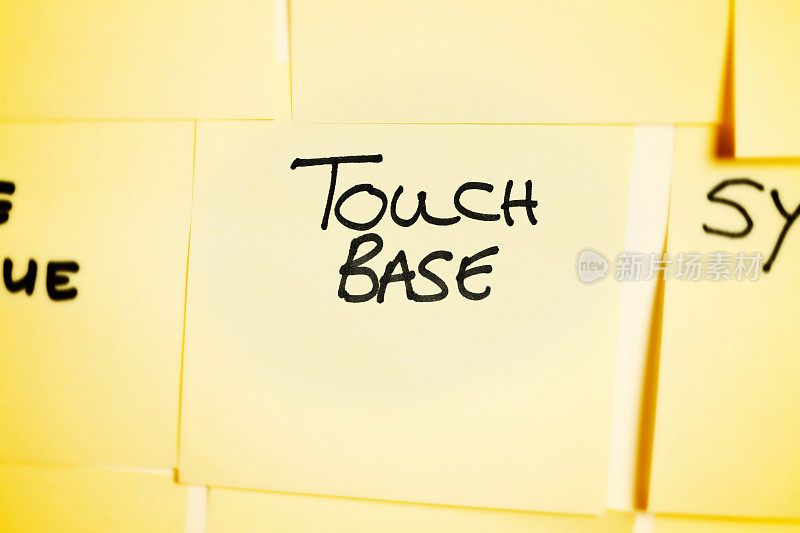 “Touch base(联系)”(Touch base)是公告板上的一条粘性便签